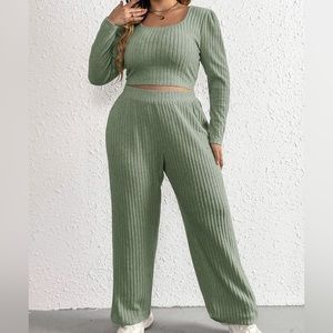 Essnce Plus Scoop Neck Crop Tee & Pants 14